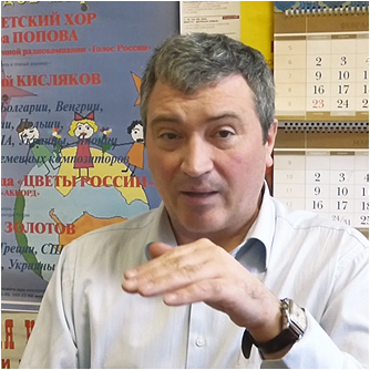 Анатолий Львович Кисляков в своём рабочем кабинете во время интервью