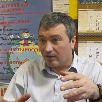 Анатолий Львович Кисляков в своём рабочем кабинете во время интервью